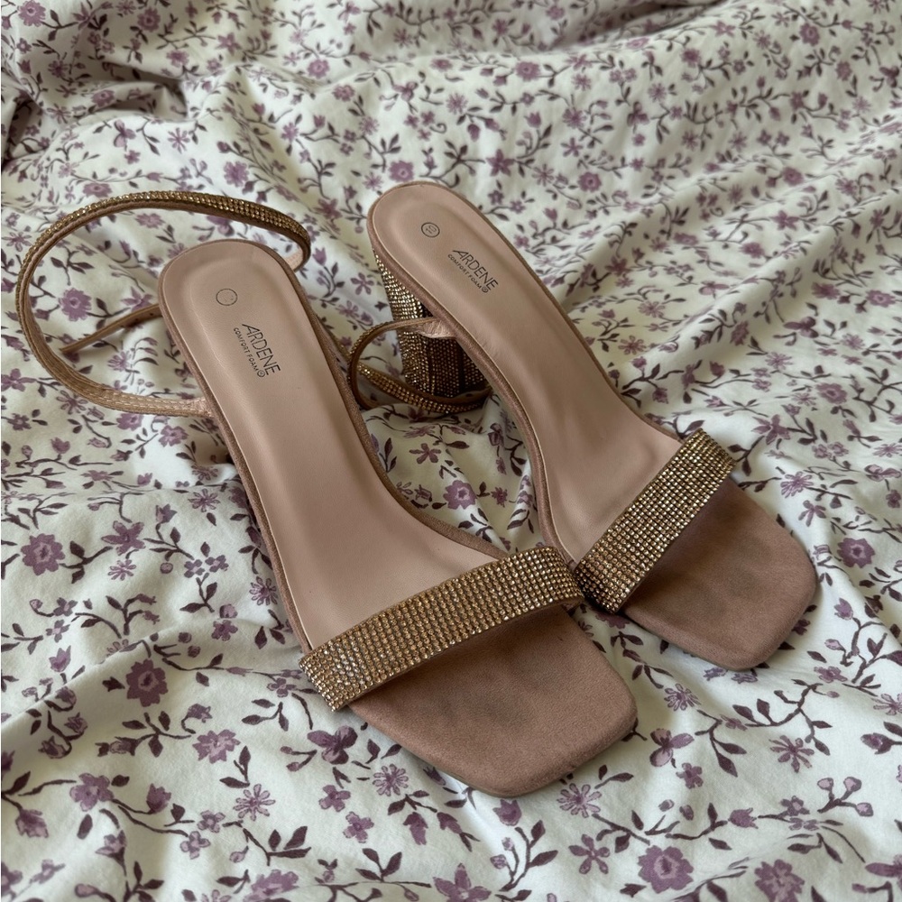 Ardene Gold Heels Elegant Design